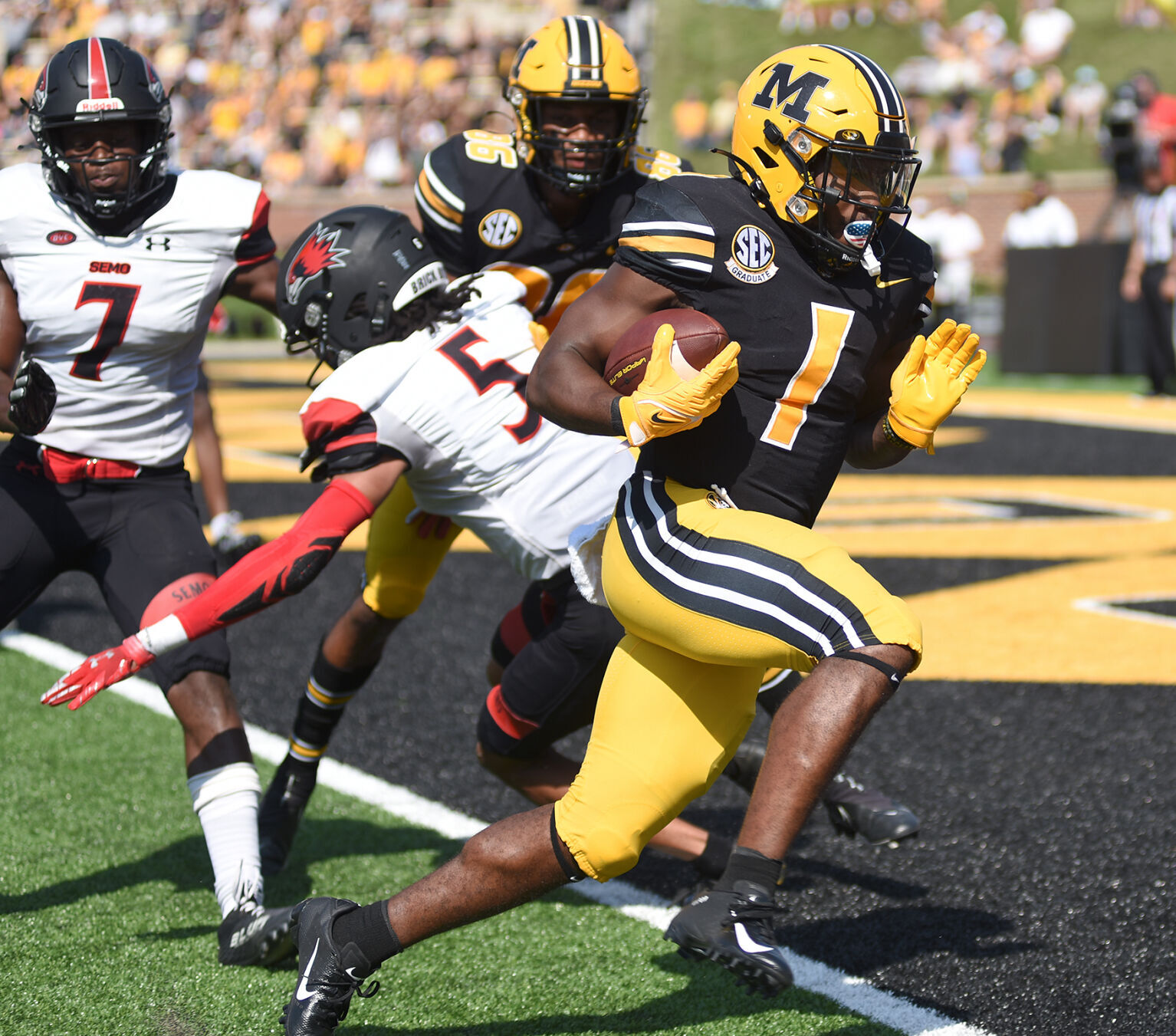 Tyler Badie runs into the end zone